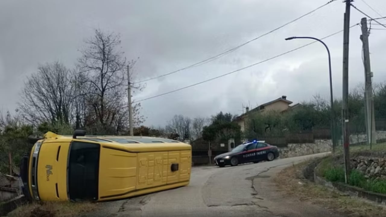  Thyen xhamin dhe dolën jashtë të frikësuar   Po transportonte nxënësit e shkollës  autobusi humb kontrollin dhe përmbyset  dyshohet se 