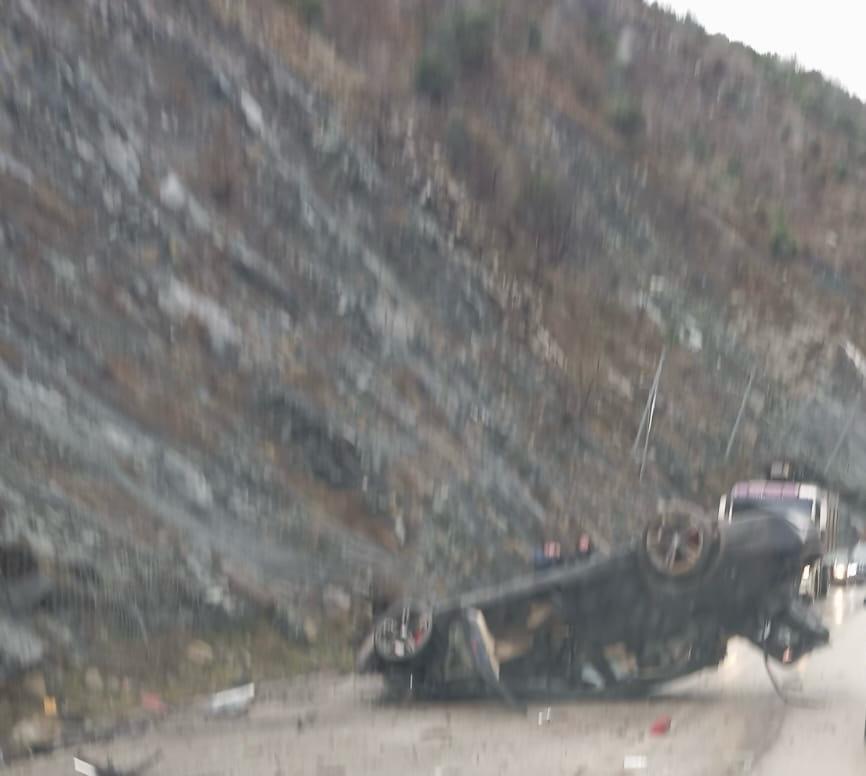 Aksident i rëndë në aksin Librazhd Elbasan  përmbyset automjeti  dy të plagosur në  Kthesën e Murrashit 