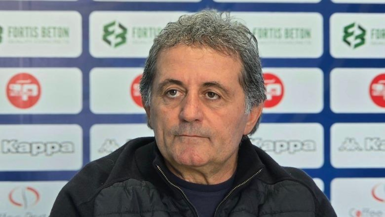 Disfata me Elbasanin  Ilir Daja nuk përmbahet ndaj arbitrit dhe VAR it  Mungoi i kuqi  shyqyr nuk i ra me gjunj se do e linte jashtë futbollit