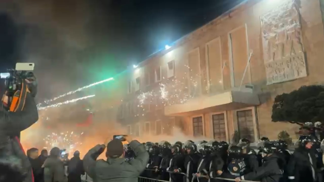 Sulmet me moltovë në Kryeministri  burime nga policia  11 efektivë po marrin ndihmë mjekësore