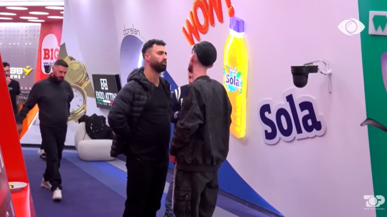  Do vish të më hash syrin e tretë   debat i ashpër mes Erikut dhe Kristit  S e ke idenë me kë ke hapur luftë  Ndërhyjnë banorët