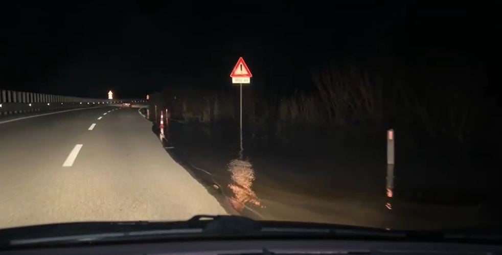 vjosa-doli-nga-shtrati-uji-hyn-edhe-ne-autostraden-vlore-levan
