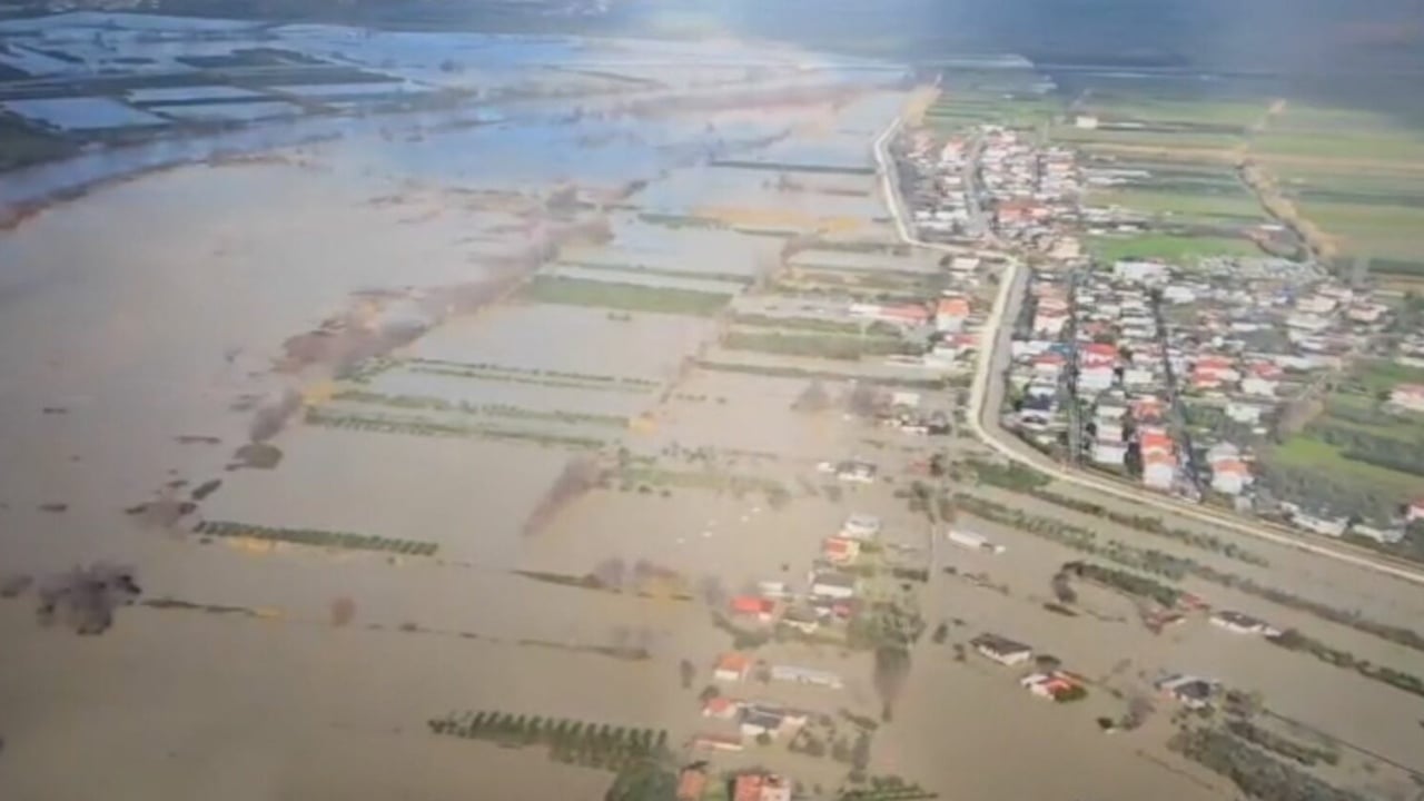 Përmbytjet në qarkun e Durrësit  situata drejt përmirësimit  Mbi 1 400 ha tokë nën ujë  qindra banorë të strehuar