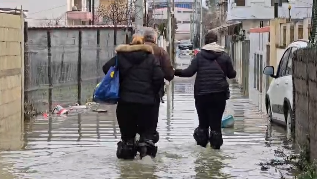 800 banesa të përmbytura dhe qindra të evakuuar  Bilanci nga përmbytjet në Durrës  burgu ende i përmbytur
