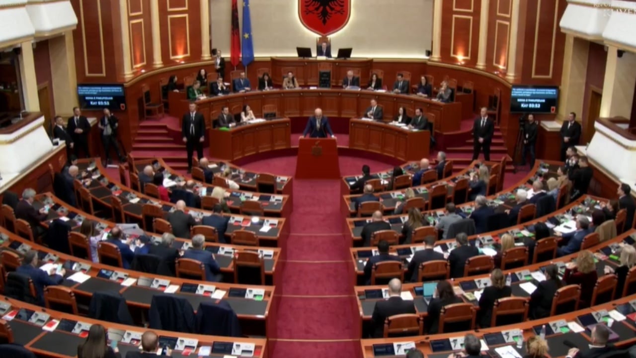  Ky është një i çmendur  mos iu shkoni pas   Rama opozitës  Ju jeni këtu për t u kujtuar shqiptarëve ishullin e turpit  ndërsa ne ngjitemi në majën e  Shqipëria 2030 