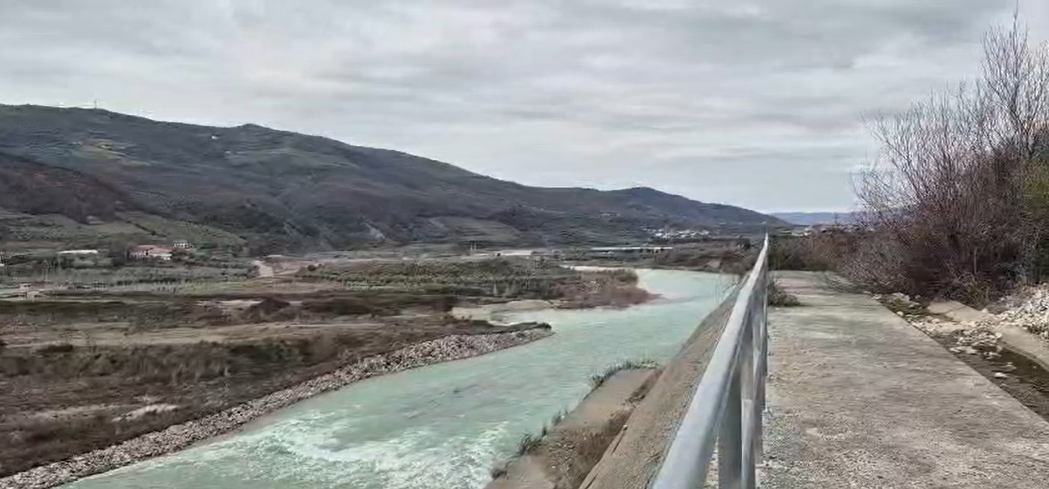 HEC i i Banjës hap portat  rritet ndjeshëm niveli i lumit Devoll dhe Seman  përmbyten Fieri e Kuçova