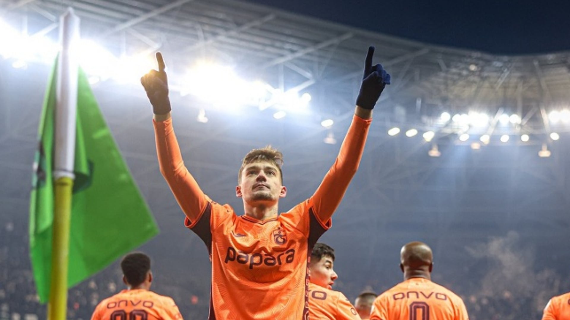 video-ernest-muci-shkelqen-serish-sulmuesi-kuqezi-vulos-fitoren-per-trabzonspor