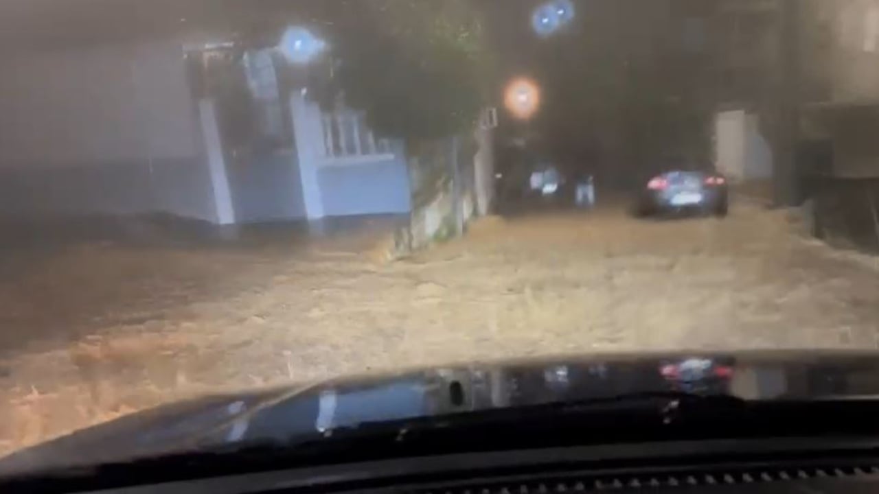 Reshjet e dendura të shiut në Gjirokastër  Del nga shtrati përroi i Ficos dhe liqeni i Viroit  qyteti mbetet pa energji elektrike