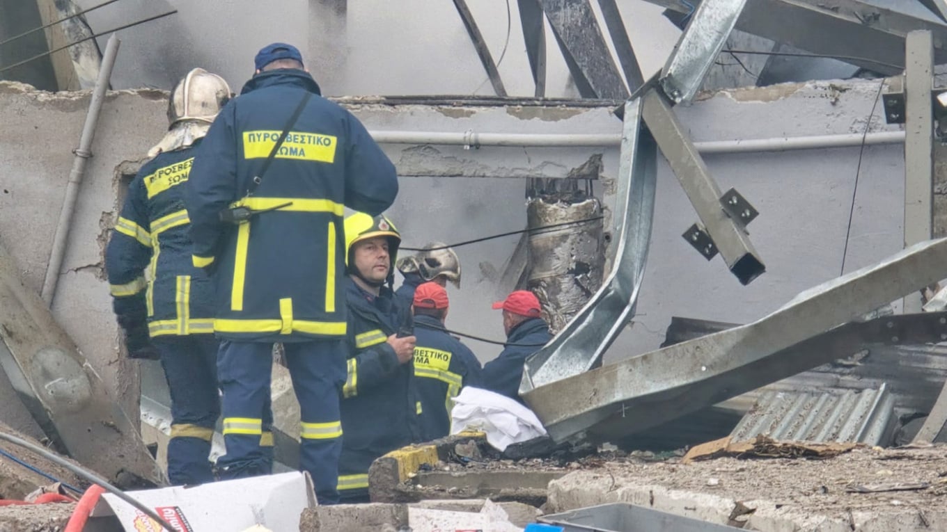 Zjarri në Trikala  Tre gra humbin jetën  pesë punëtorë të tjerë dhe një zjarrfikës të plagosur