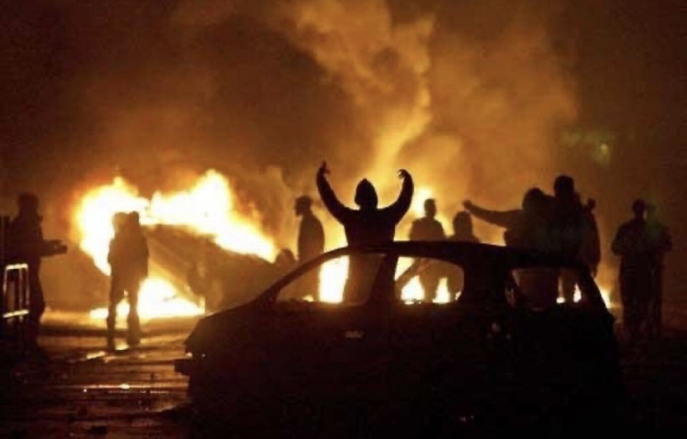 Francë  Mbi 1 000 makina të djegura në natën e Vitit të Ri  të paktën 500 arrestime