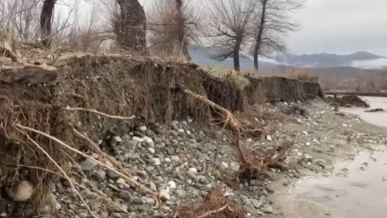 Rrëzohen përsëri shtyllat elektrike në Mirditë prej rrëshqitjes së dherave  avancimi i gërryerjes po shkon drejt banesave  kërkohet ndërhyrje urgjente