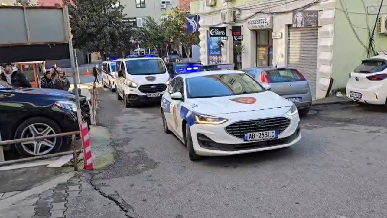 Arratisja e Altin Ndocit  Dalin para Gjykatës së Durrësit 8 të arrestuarit  mes tyre edhe 6 policët e burgut