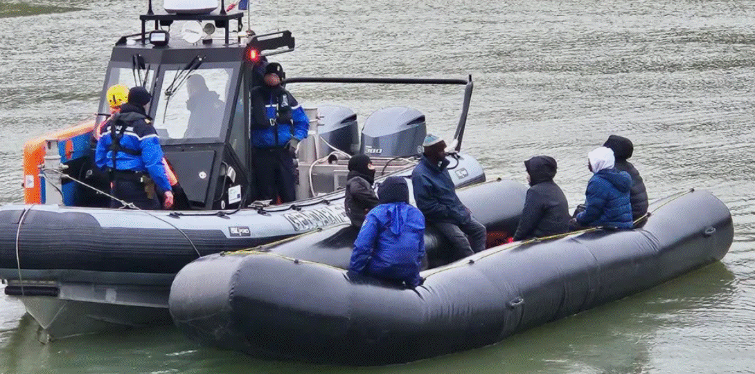 Luftë e re kundër kontrabandistëve  Franca kryen ndërhyrjen e parë në ujë për të kapur varkat e emigrantëve drejt Britanisë