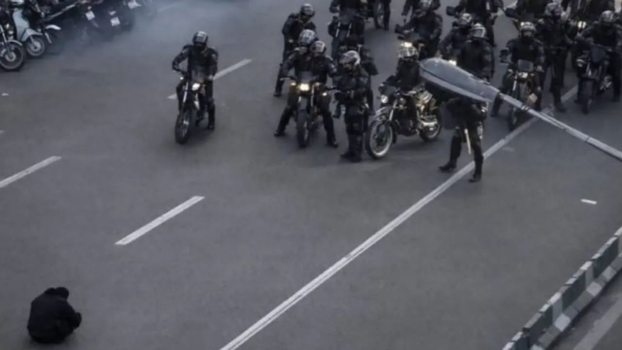 Dita e dhjetë e protestave në Iran  një tjetër oficer policie qëllohet për vdekje