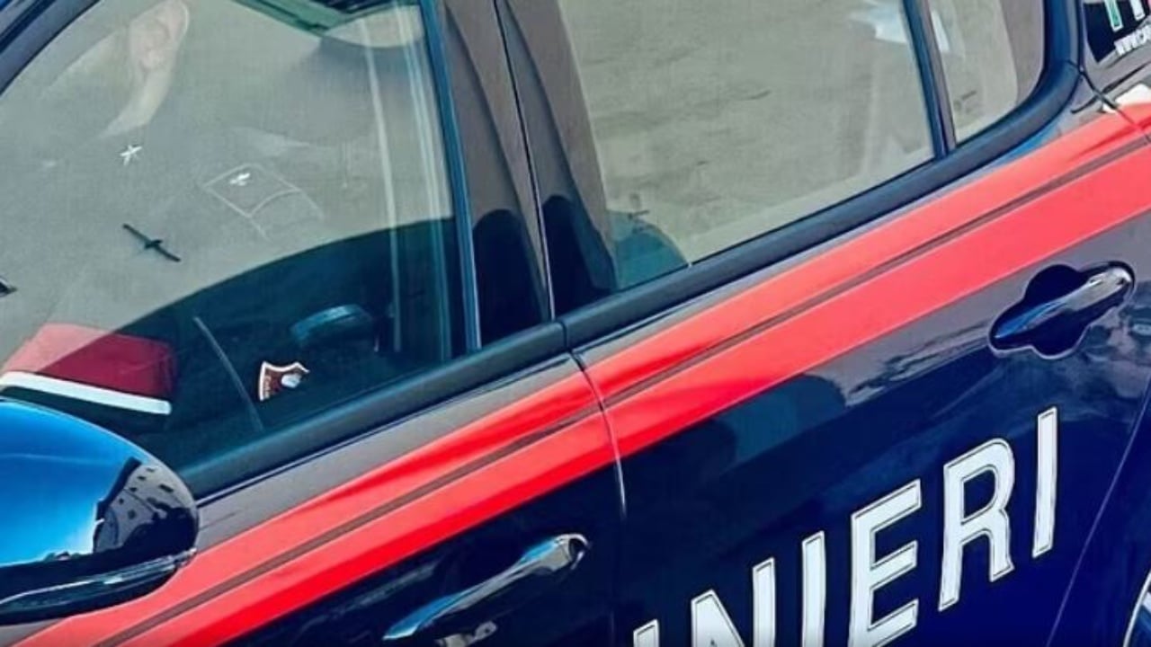 Ishin duke vjedhur një banesë  pronari godet për vdekje grabitësin 37 vjeçar  Shokët e lanë të vetëm para derës së spitalit dhe 