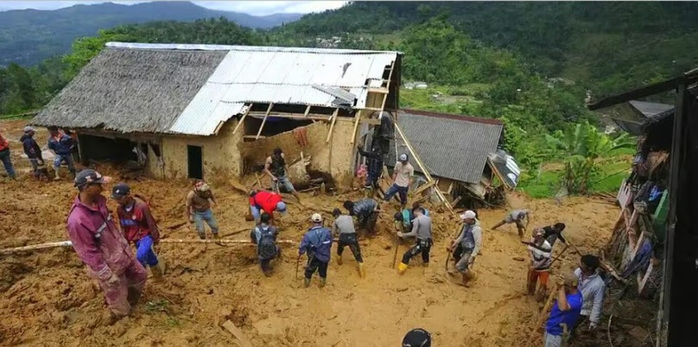 Reshje të dendura shiu në Indonezi  të paktën 10 të vdekur dhe dhjetëra të zhdukur pas rrëshqitjes së dheut