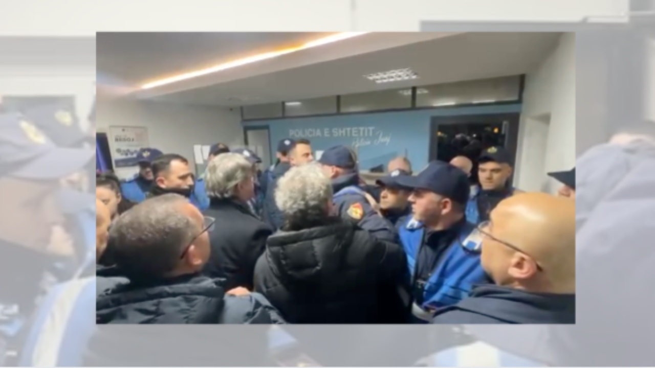 Protesta e opozitës  20 të arrestuar në komisariatin numër 1  deputetët e PD përplasen me policinë  O budalla  o kriminel