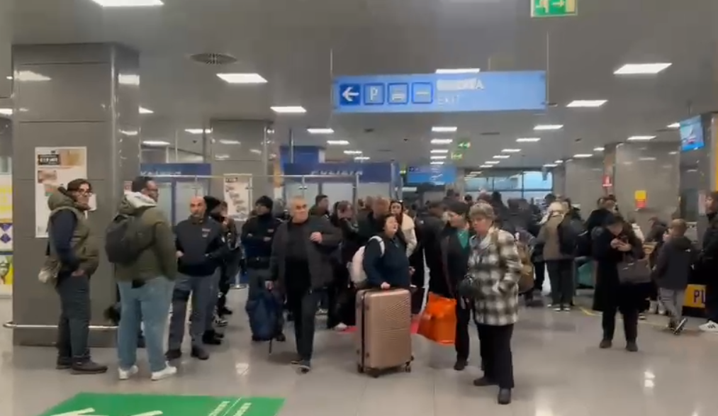 Kompania ajrore la në Brindizi 400 pasagjerët e nisur për në Tiranë  mediat italiane  Kaos në aeroport  qytetarët e revoltuar dolën në pistë  disa prej tyre 