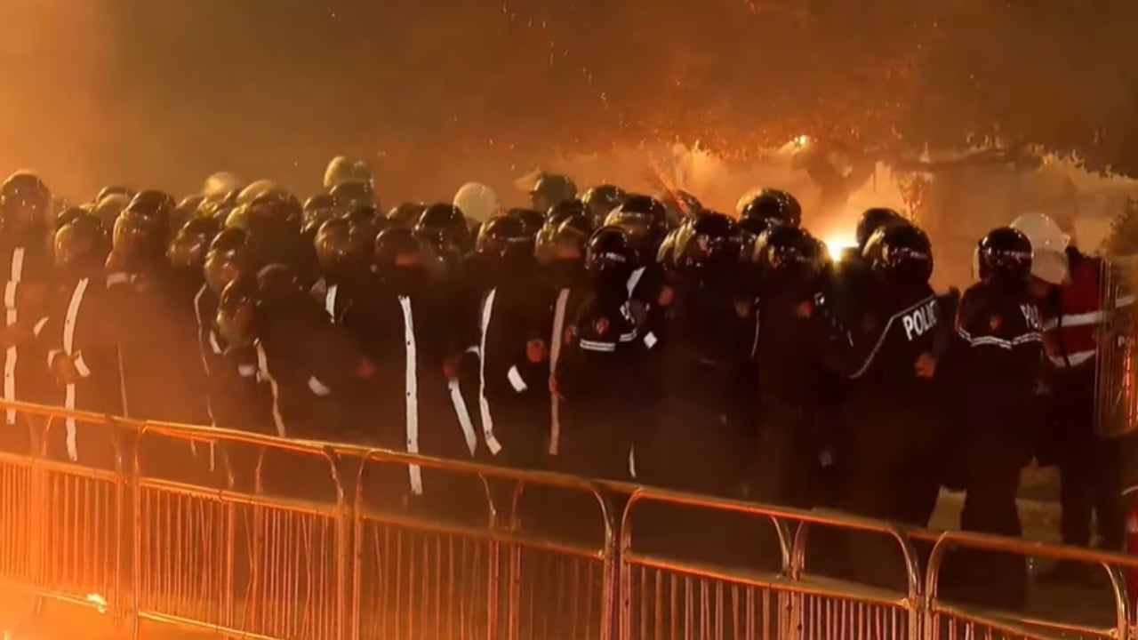 Molotovët drejt Kryeministrisë  pesë efektivë policie transportohen në spital me djegie