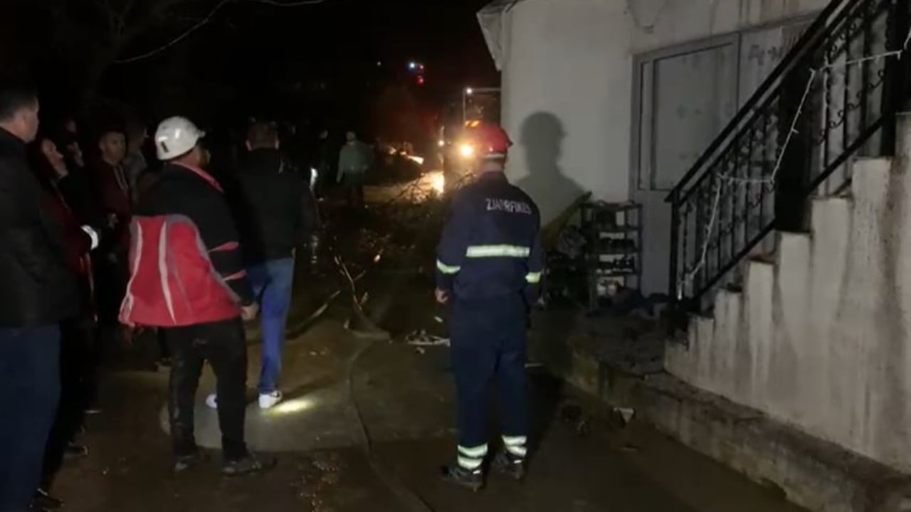  Babi  babi po merr flakë shtëpia   Banesa dykatëshe u përfshi nga zjarri në Klos  flet kryefamiljari  Jetonim 10 vetë këtu