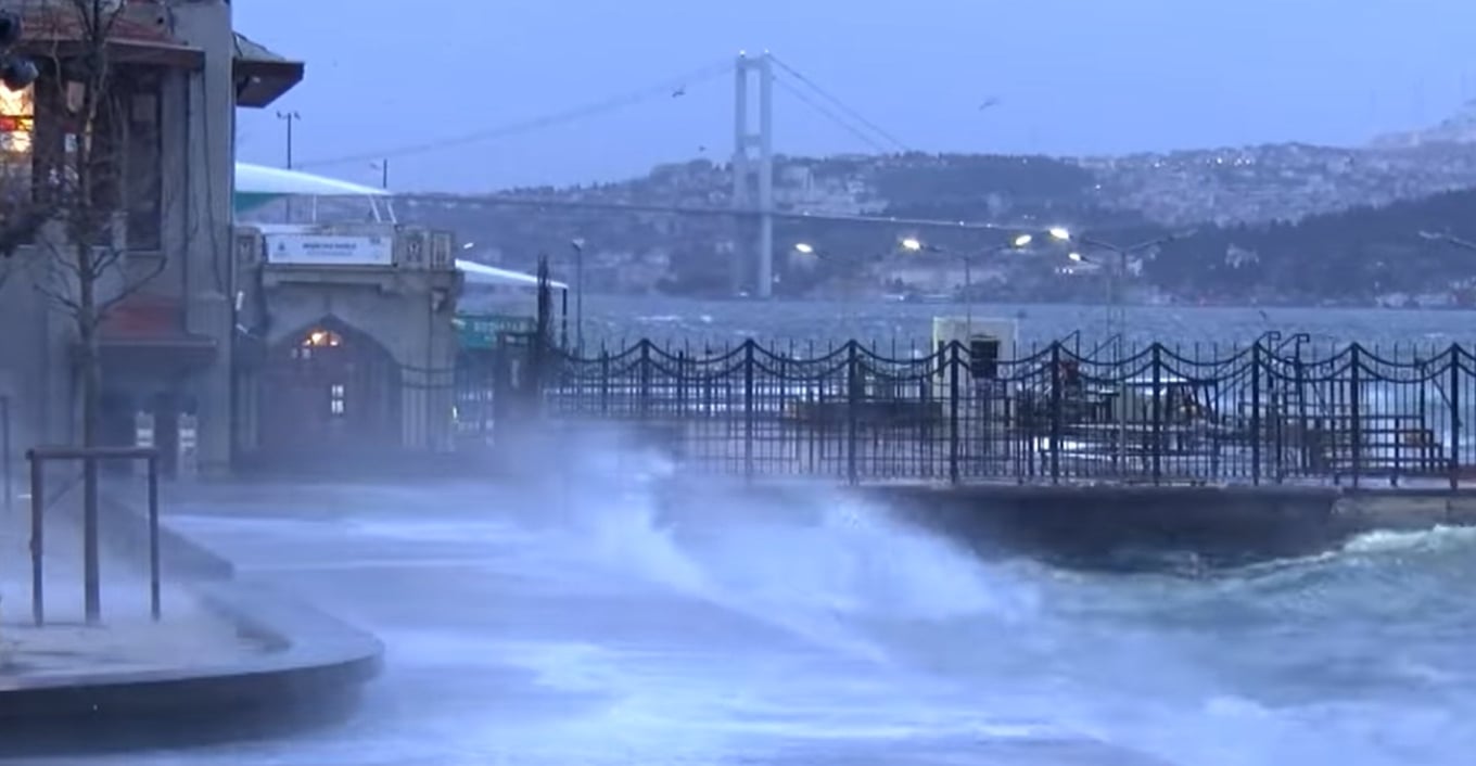 Video  Stuhia e fortë përfshin Stambollin  era e madhe pengon avionin e pasaregjëve të ulet në aeroportin Sabiha Gokcen