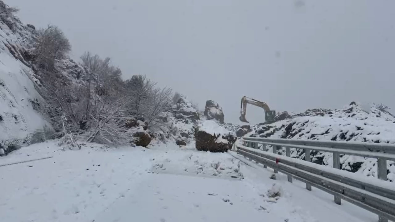 Probleme me energjinë elektrike në qarkun e Korçës  rrugë të bllokuara dhe përmbytje tokash bujqësore