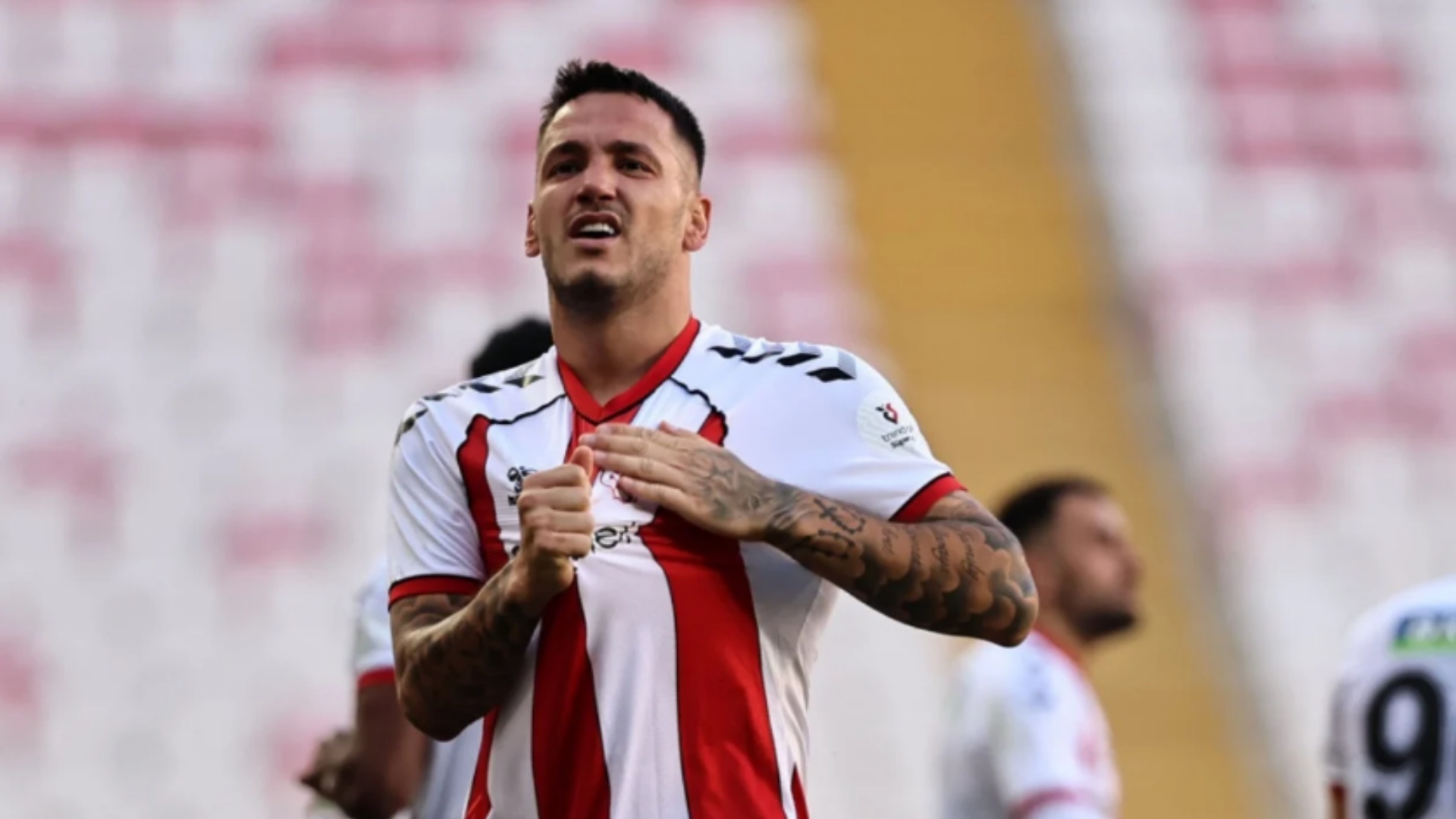 rey-manaj-mberrin-ne-turqi-sulmuesi-kuqezi-rikthehet-te-sivasspor-tifozet-e-presin-me-entuziazem-video