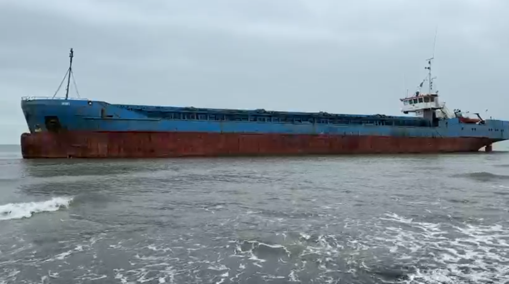 anija-me-flamur-te-tanzanise-mbetet-e-bllokuar-prane-bregut-te-tales-ne-lezhe