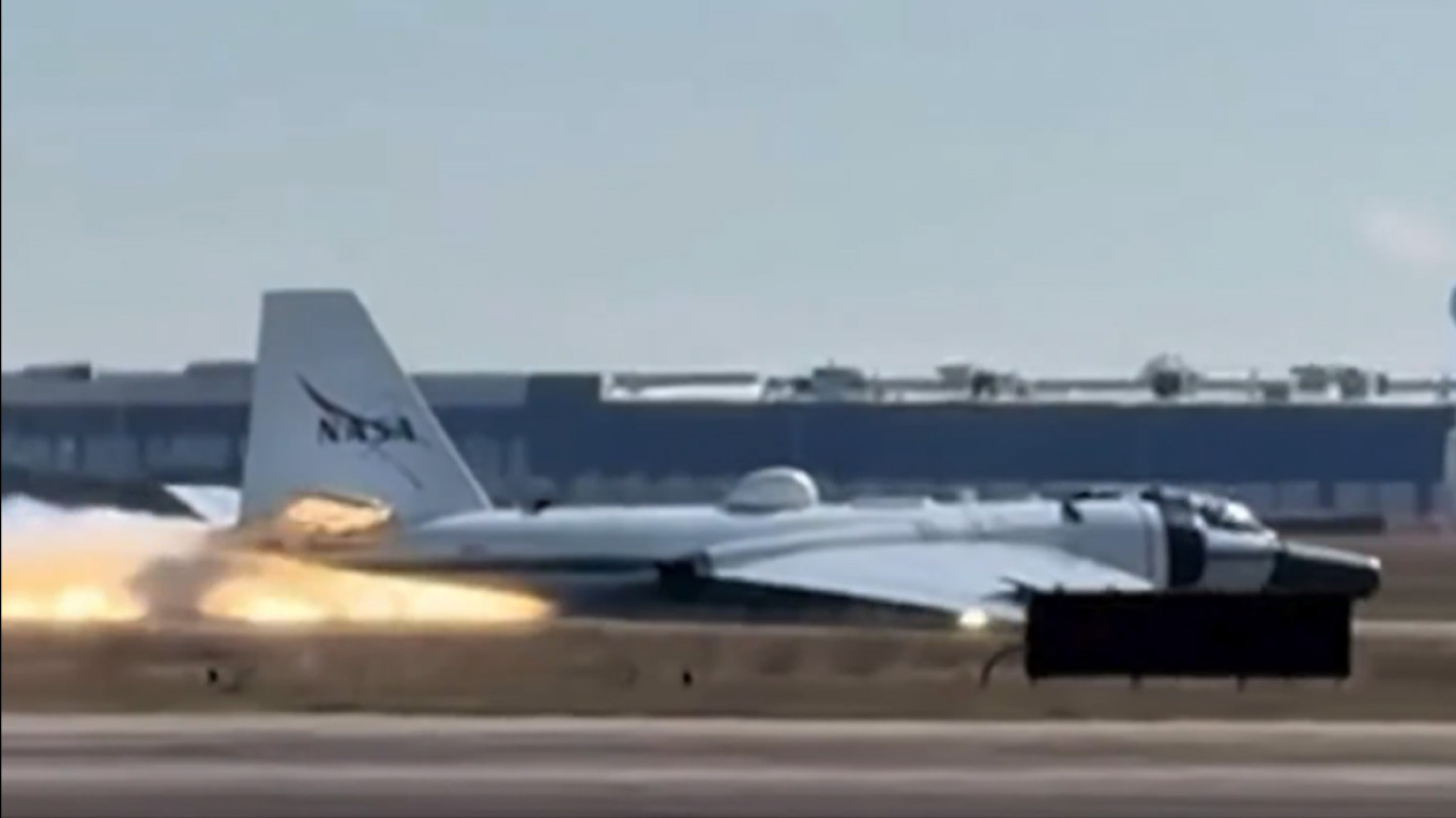 Video  Avioni i NASA s bën ulje emergjente në Hjuston  shihni si zvarritet në pistë pa rrota