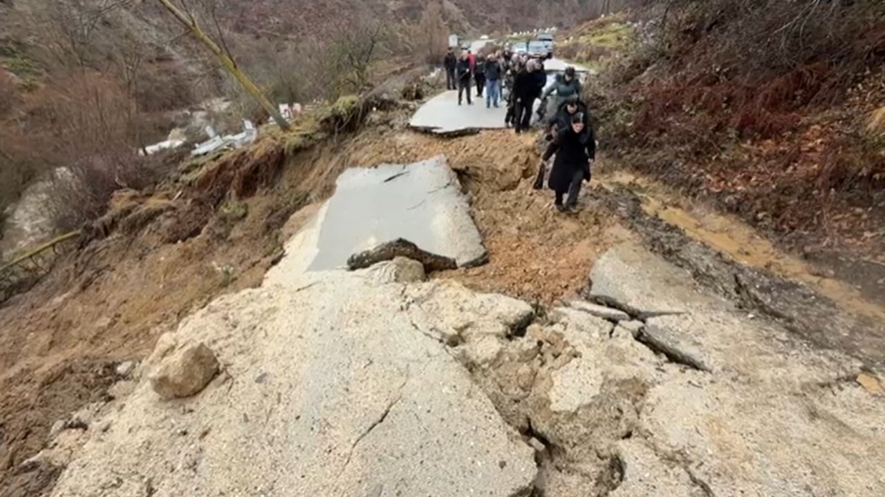 Rrëshqitje masive dheu në Dardhas të Korçës  dëmtohen rrugët dhe varrezat