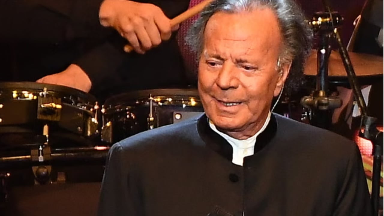 Julio Iglesias akuzohet për sulm seksual nga dy ish punonjëse femra  zbulohen dëshmi dhe mesazhe  Na thërriste natën në dhomën e tij dhe 
