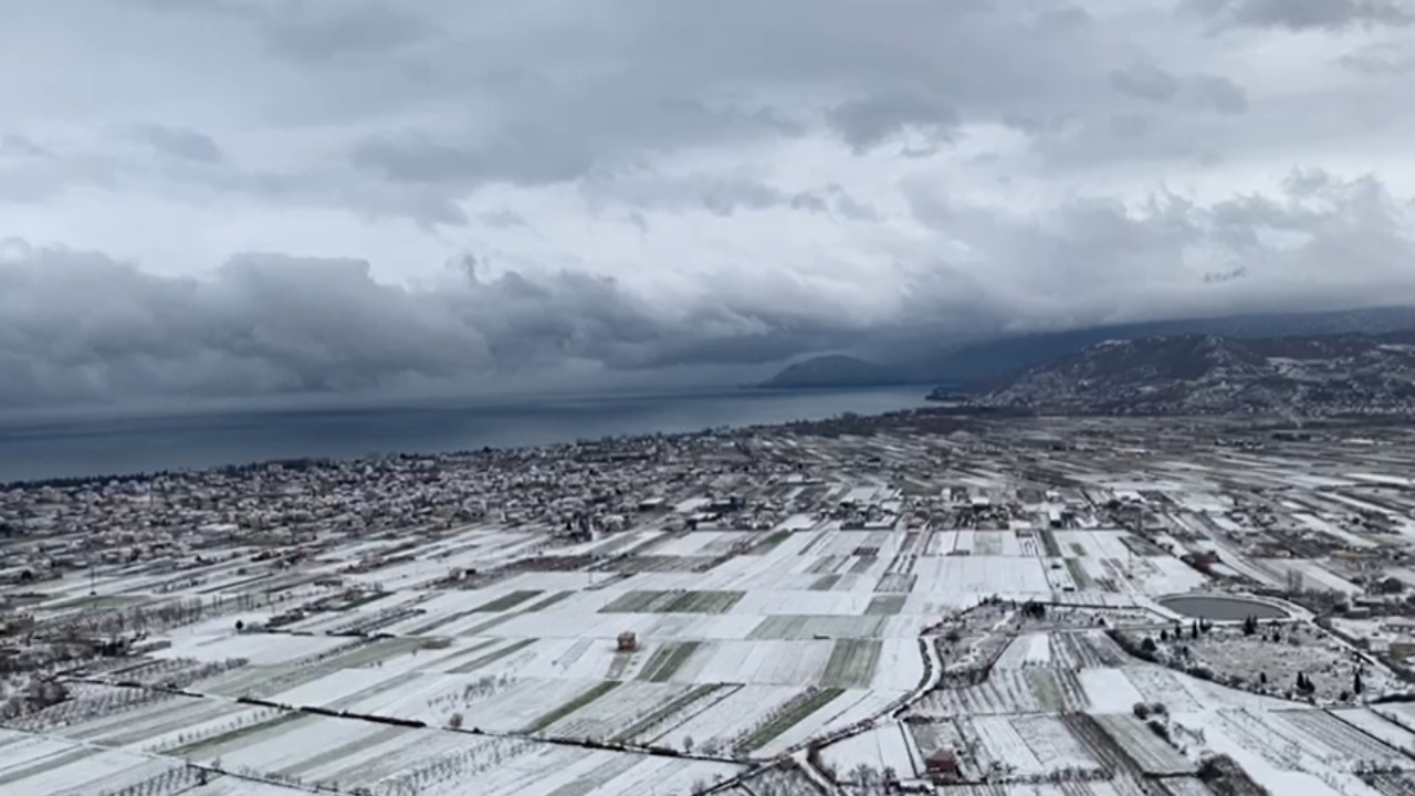 Rikthen reshjet e dëborës në vend   zbardhet  Pogradeci  pamje mahnitëse nga liqeni