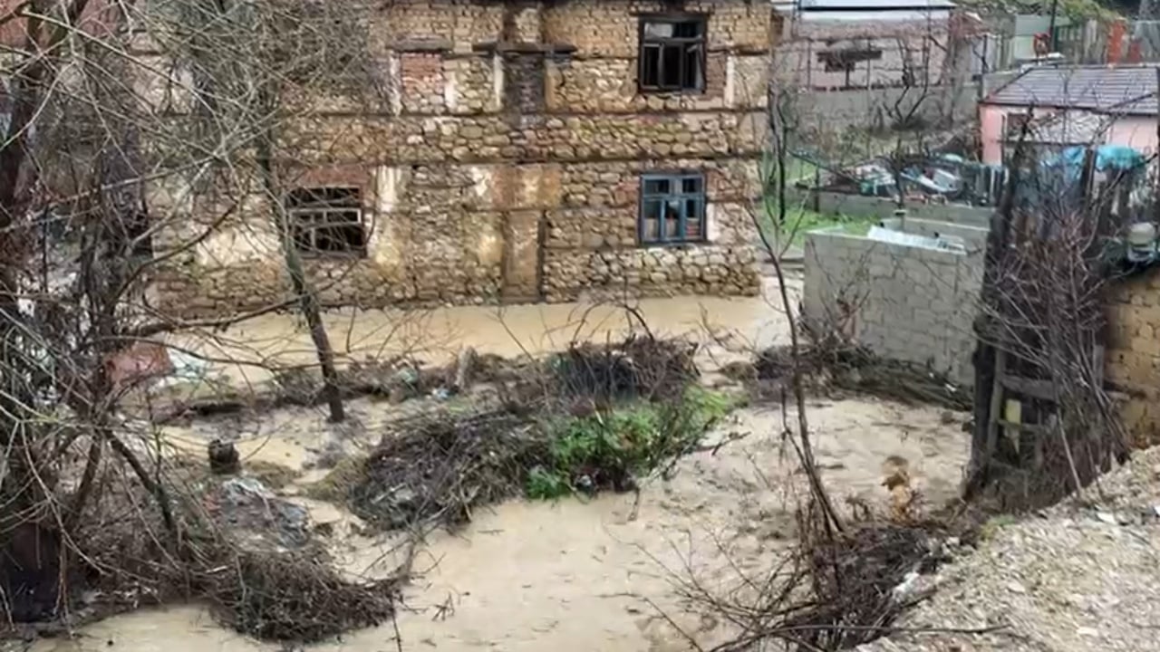 Reshjet në Pogradec  del nga shtrati lumi i fshatit Rrëmenj  përmbyten disa banesa afër zonës