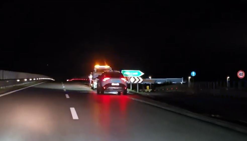 Aksident në orët e para të mëngjesit në Novoselë  shoferi humb kontrollin e mjetit dhe përplaset me bordurën anësore të rrugës