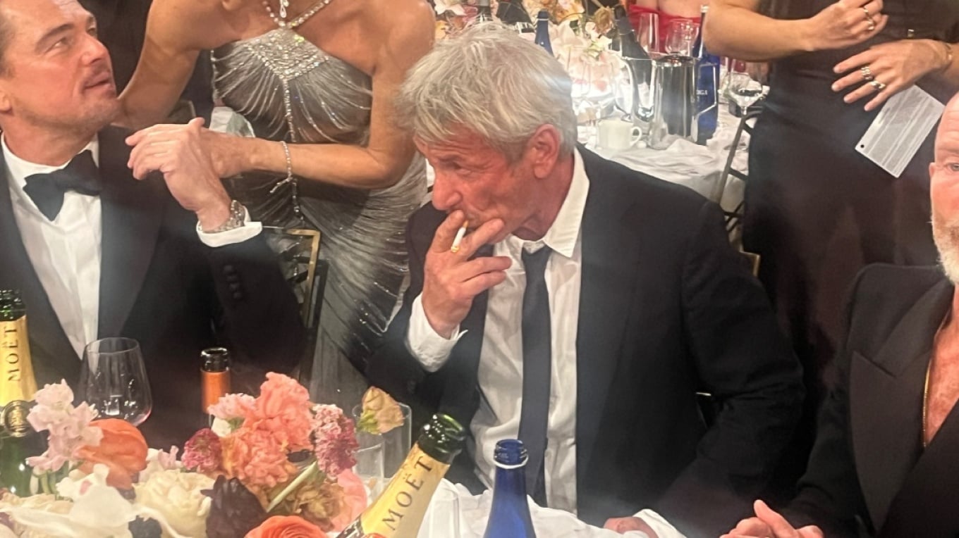 Foto  Sean Penn kapet duke pirë duhan në sallën e ceremonisë së ndarjes së çmimeve Golden Globes