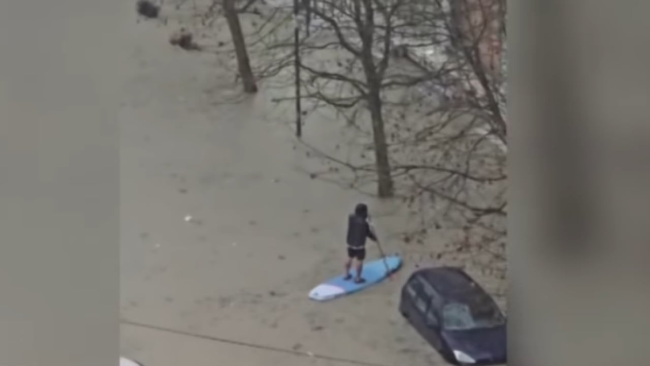 Durrësi kthehet në  Venecia   Nisin evakuimet  mbyllen rrugët dhe shkollat  uji hyn edhe në banesa