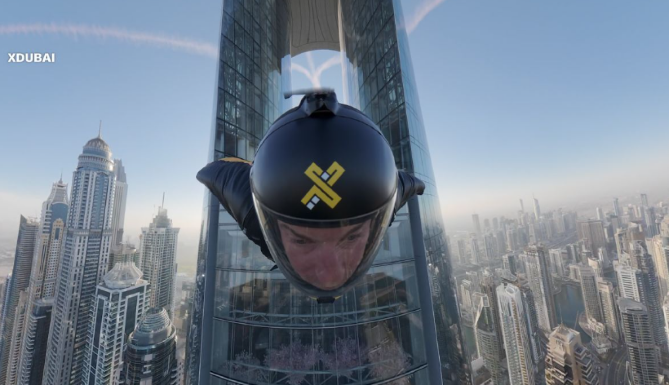 Video marramendëse  Parashutistët kalojnë nëpër  vrimën e gjilpërës  të hotelit më të lartë në botë