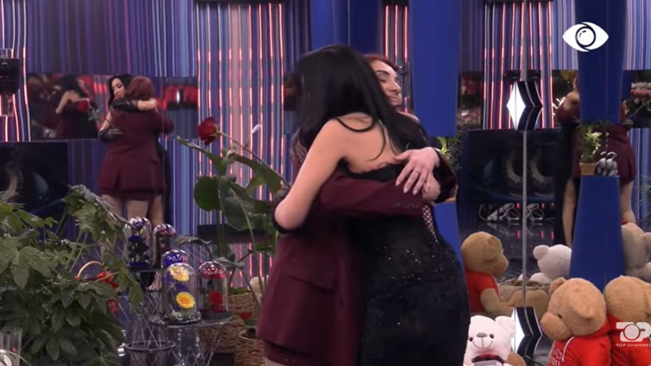 Pas rrëfimit prekës të historisë së jetës  Stelina surprizohet nga motra e saj