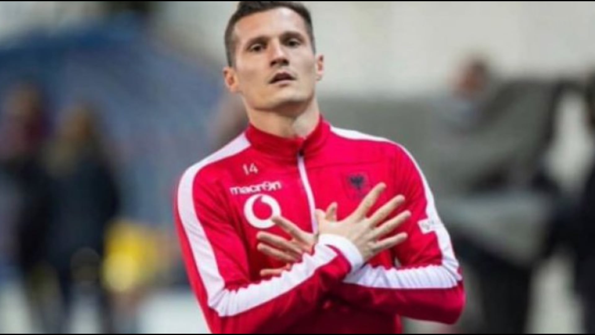 Taulant Xhaka hap zemrën  Fanela kuqezi  nder dhe krenari  është më e bukura në botë