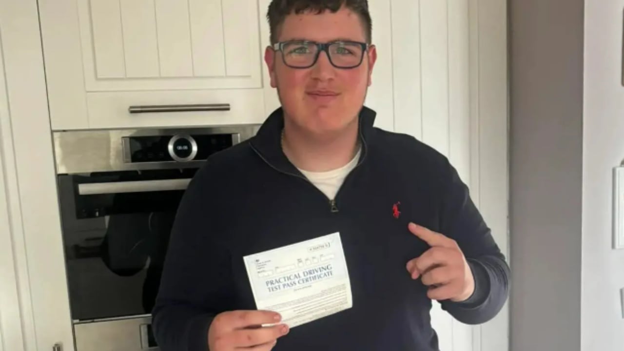 Njëra familje në zi e tjetra duke festuar  Policia ngatërron identitetin e viktimës me shokun që shpëtoi nga aksidenti  prindërit zbulojnë të vërtetën pas 22 ditësh