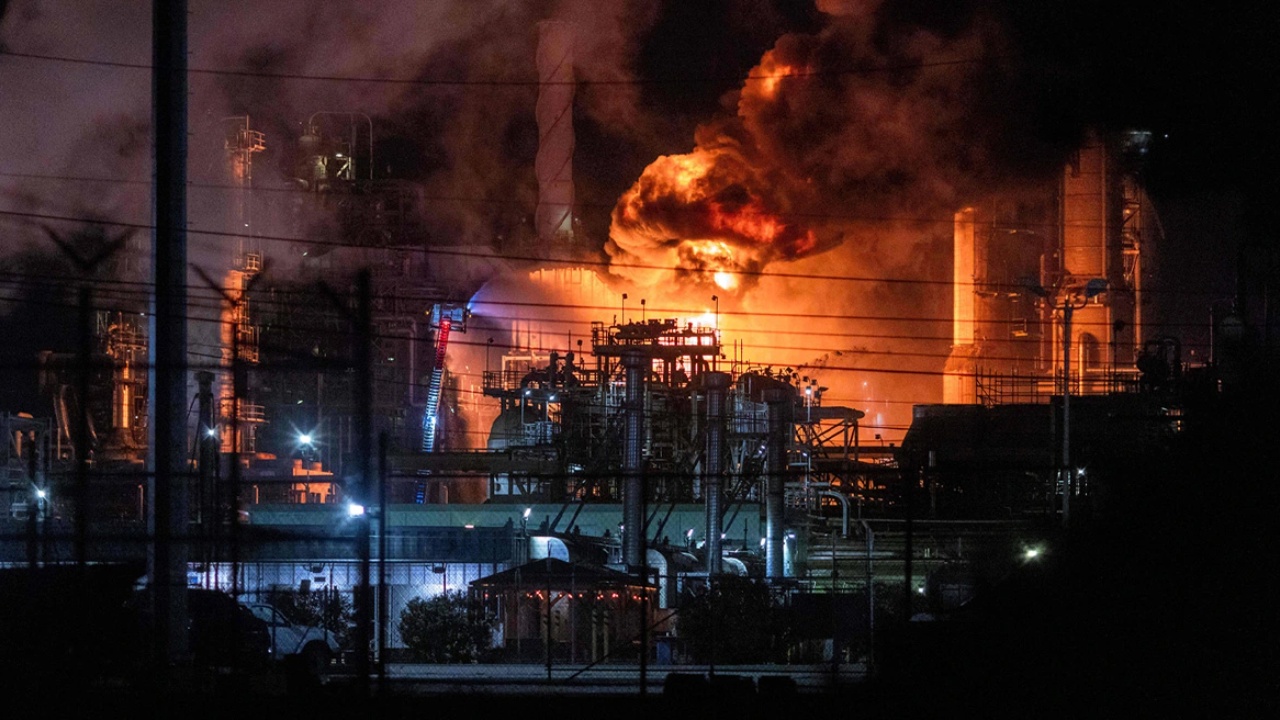 Video  Shpërthim i fuqishëm zjarri në një rafineri në Turqi  evakuohen të gjithë punonjësit