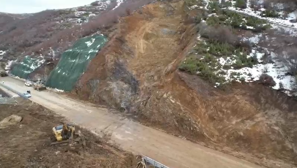 Rruga u bllokua nga masivi shkëmbor  hapet pjesërisht aksi Qukës Qafë Plloçë