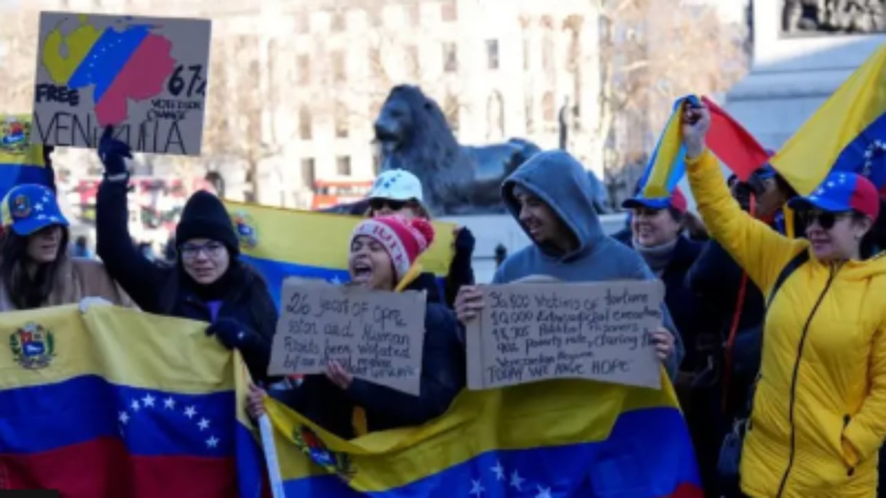  Tranzicion  demokraci dhe liri   Të mbështjellë me flamuj venezuelianë  mijëra njerëz protestojë në mbarë botën  Të lirohen 