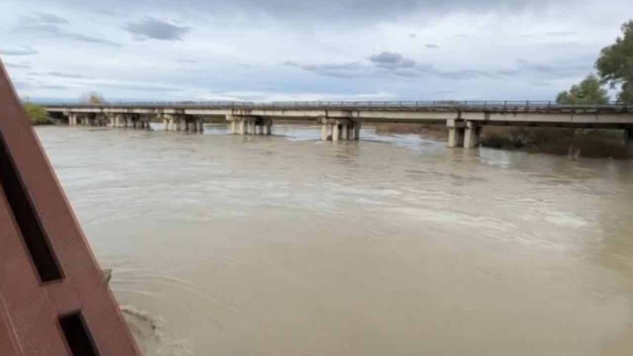 reshjet-e-dendura-te-shiut-ne-vlore-rritet-ndjeshem-niveli-i-lumit-vjose