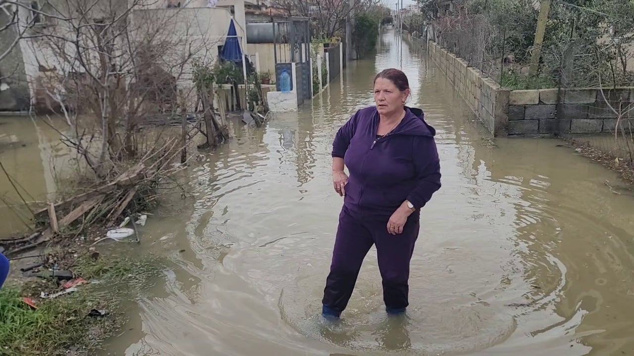 Ish këneta në Durrës  nën ujë   banorja mes lotësh  Duam dëmshpërblim  kam lënë vajzën e sëmurë 