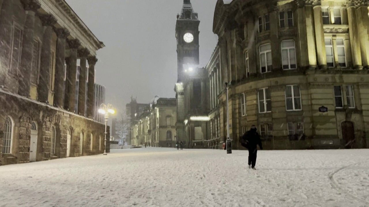 13 viktima nga acari në Evropë  Anglia dhe Franca nën  pushtetin  e dëborës  kaos me udhëtimet  mbyllen edhe shkollat