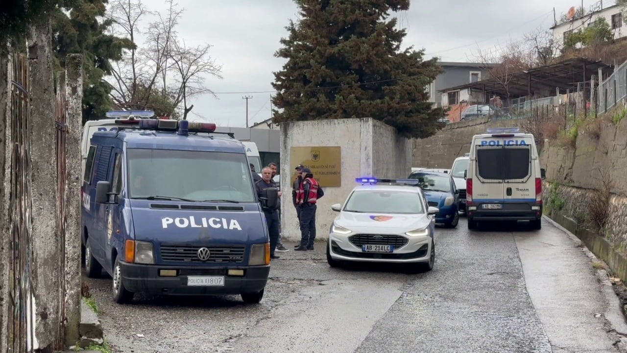 Dha dëshmi të rreme për vrasjen e motrës në 1997  zbutet masa ndaj 54 vjeçares dhe bashkëshortit të saj