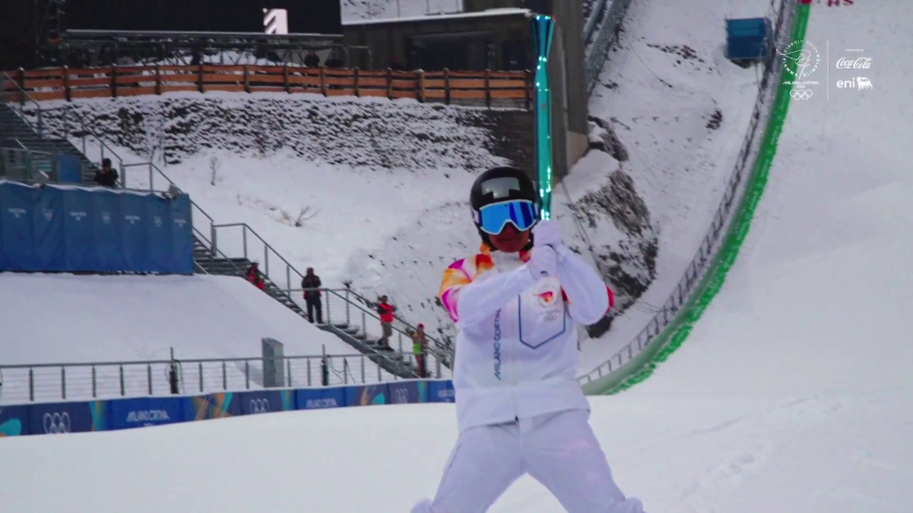 nje-shqiptare-mban-pishtarin-nena-dhe-trajnerja-e-lara-colturit-mban-flaken-olimpike