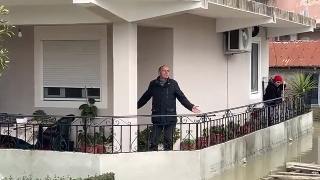 kater-fshatra-te-izoluara-nga-permbytjet-ne-novosele-qytetari-nuk-dal-dot-nga-banesa-uji-ka-arritur-ne-1-meter