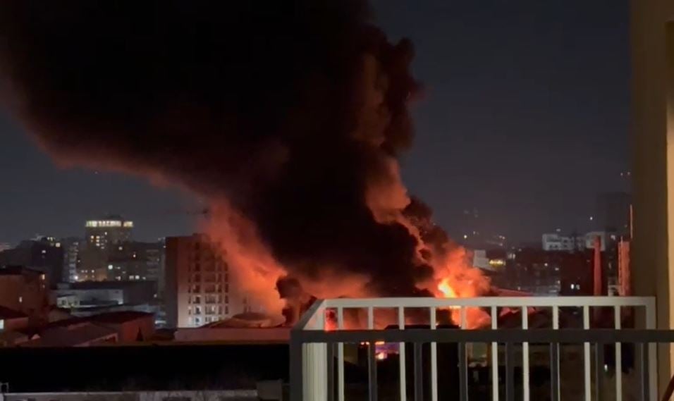 Pamje të frikshme nga zjarri që ka përfshirë tregun te  5 Maji   flakët përhapen me shpejtësi